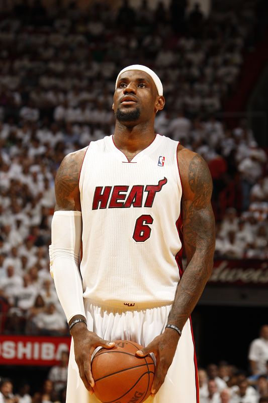 队内得分最高！沃克半场12中5，独得15分3篮板1助攻（半场队内得分王！沃克12投5中砍下15分3篮板1助攻）