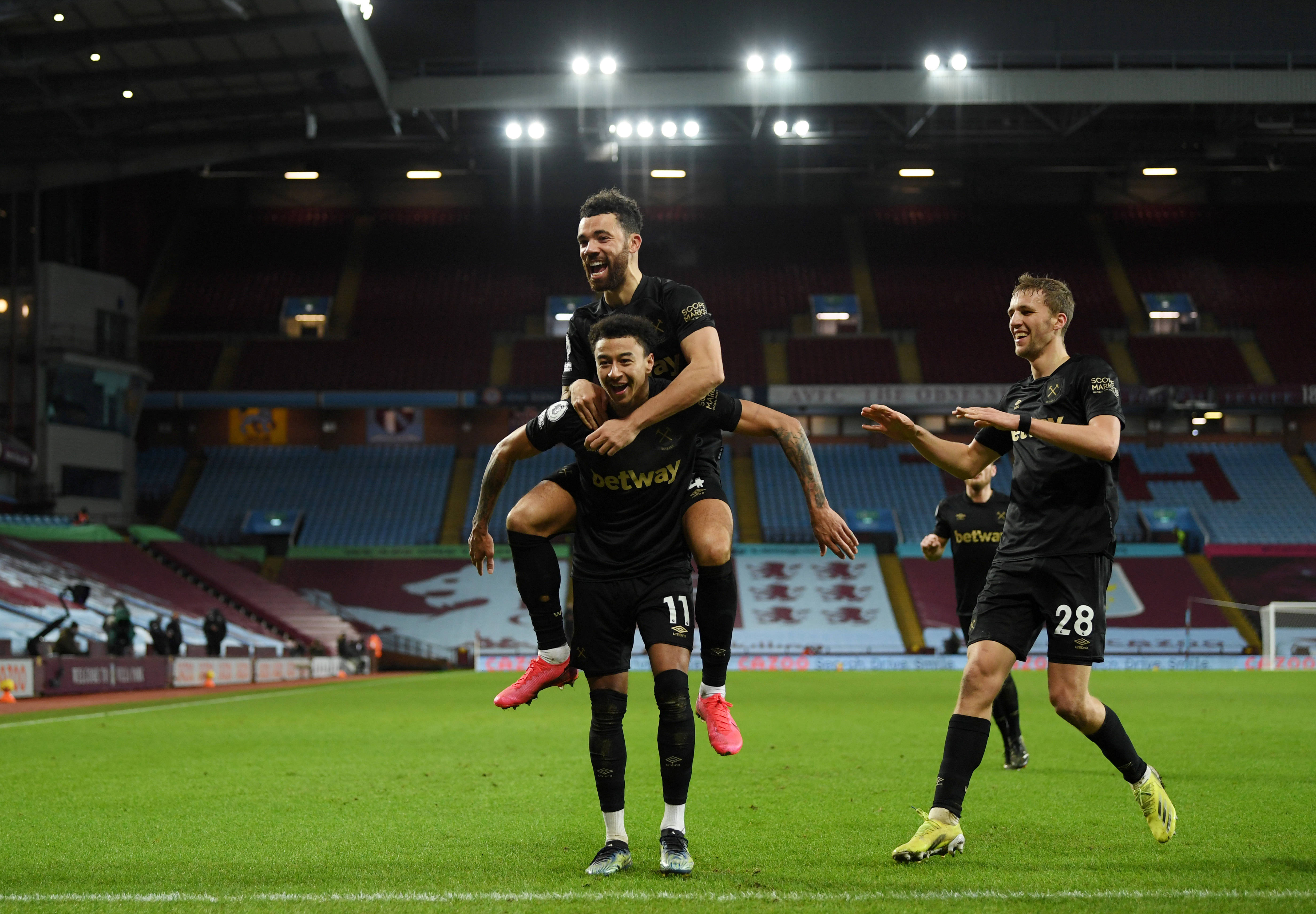 津门虎将在11月16日举办年票球迷开放日活动，共100个名额（津门虎11月16日举行年票球迷开放日，限额100人）