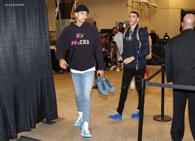 远在迈阿密心系罗马，托蒂和坎德拉用手机观看老东家焦点大战（托蒂与坎德拉身在迈阿密，仍用手机观看罗马焦点战）