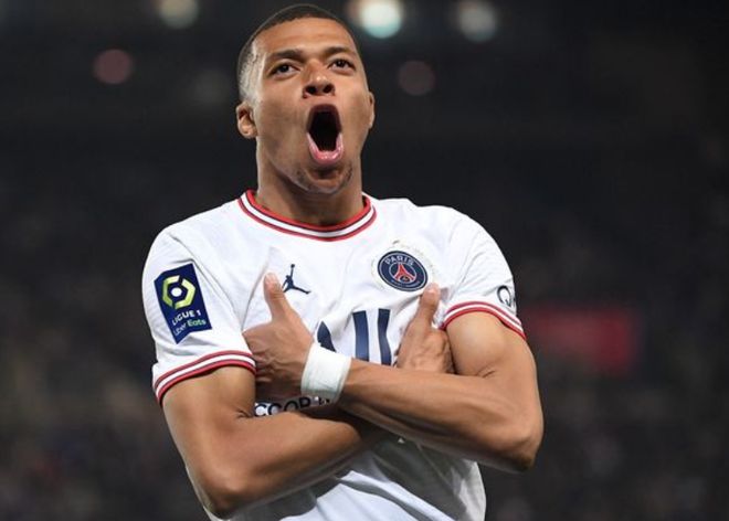 足球英超双红会爆发冲突，多人吃黄牌