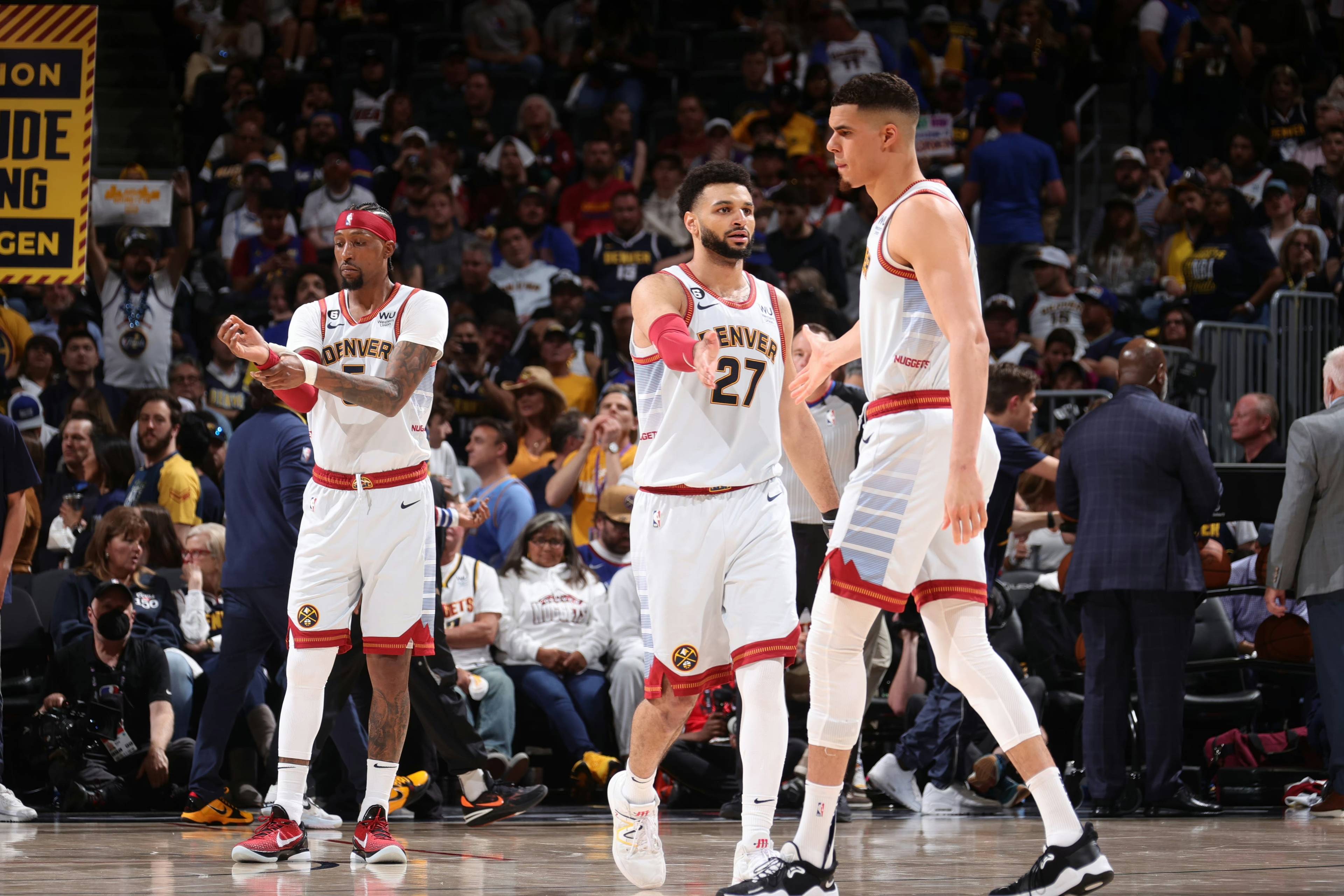 挑事？每日邮报称安东尼比赛中头槌犯规，逃过一张红牌（每日邮报：安东尼比赛中疑似头槌犯规，逃过红牌处罚）