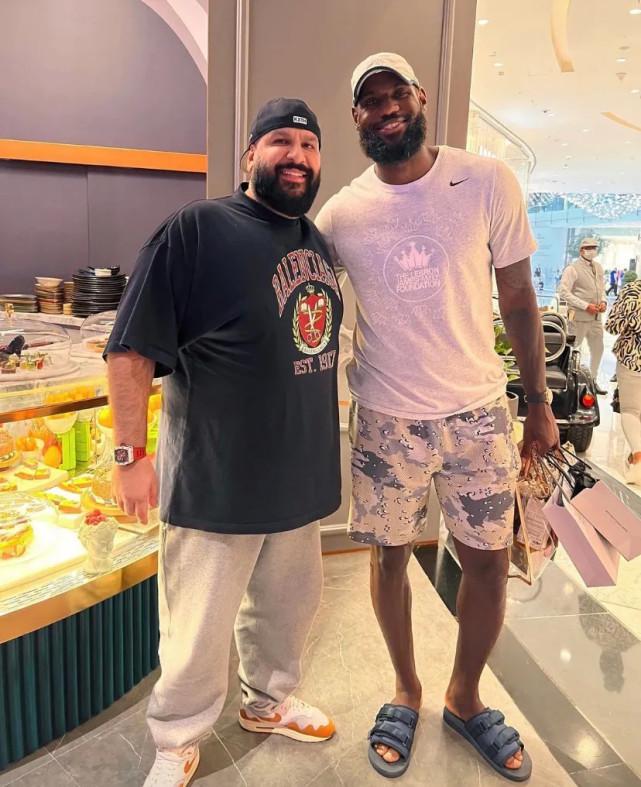 国米后卫邓弗里斯伤情不明复出无期，更换经纪人引转会猜测（国米后卫邓弗里斯伤势未明复出遥遥无期，换经纪人再起转会传闻）