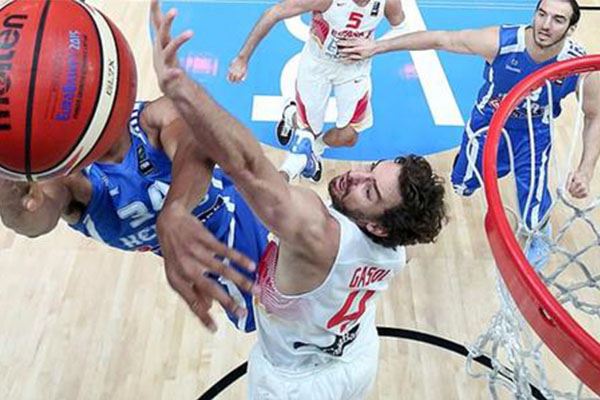 他是全场最耀眼的那个人（全场焦点尽在他一人）