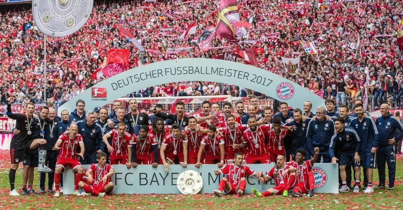 阿隆索驾车离开伯纳乌获皇马球迷力挺：耐心点，我们信任你！（伯纳乌外，皇马球迷为阿隆索打气：耐心点，我们相信你！）